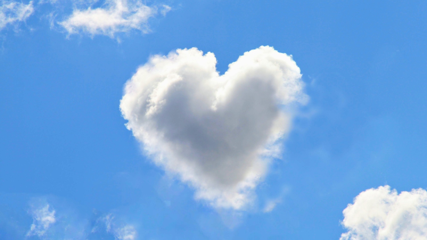 Белое облако в форме сердца в голубом небе 