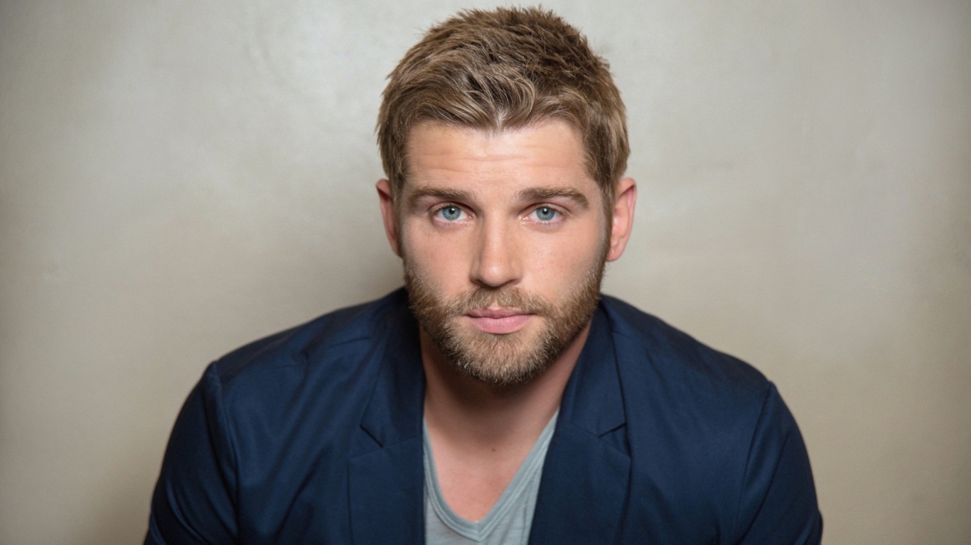 Голубоглазый мужчина, американский актер Майкл Фогель