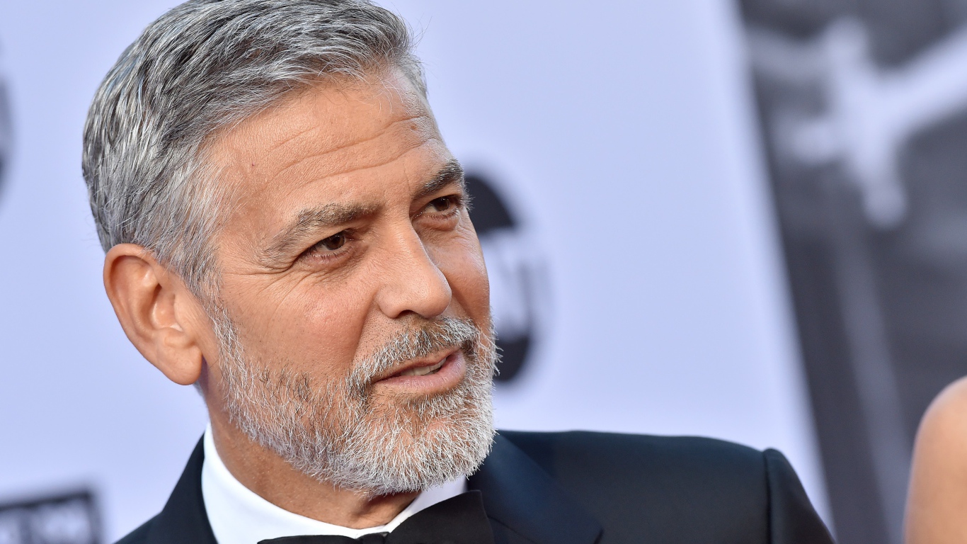 Красивый стильный мужчина, актер Джордж Клуни