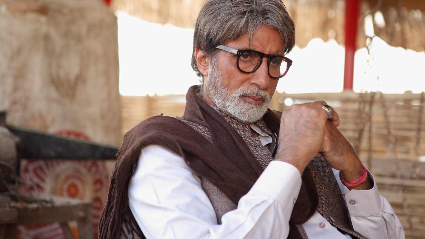 Популярный индийский актер Амитабх Баччан в очках 