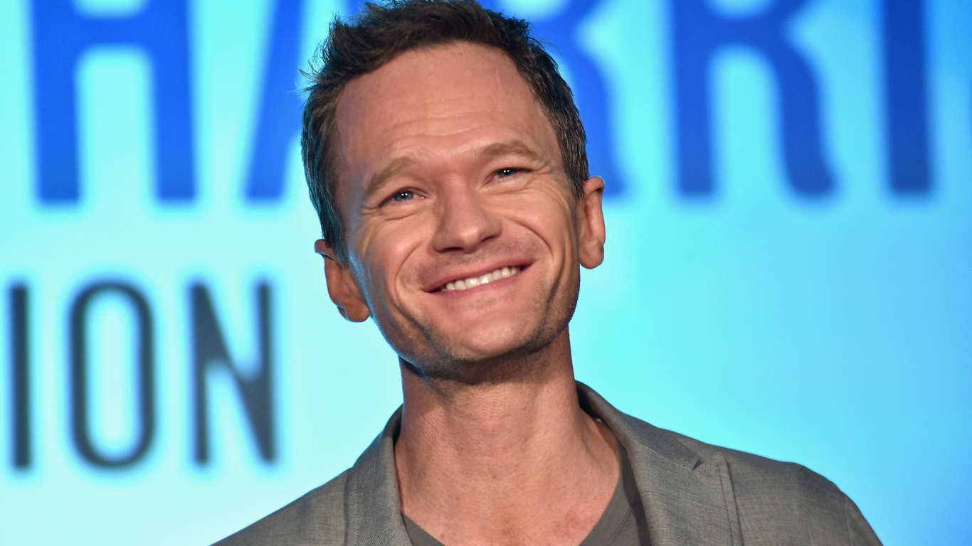 Улыбающийся мужчина актер Нил Патрик Харрис