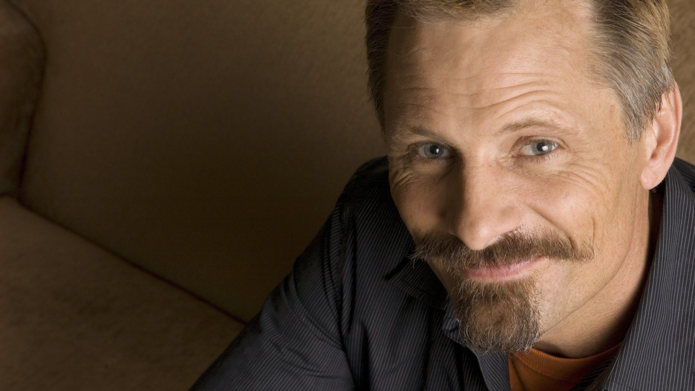 Улыбающийся мужчина,  актер Вигго Мортенсен