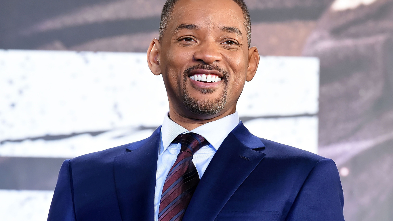 Улыбающийся мужчина в костюме, актер Уилл Смит 