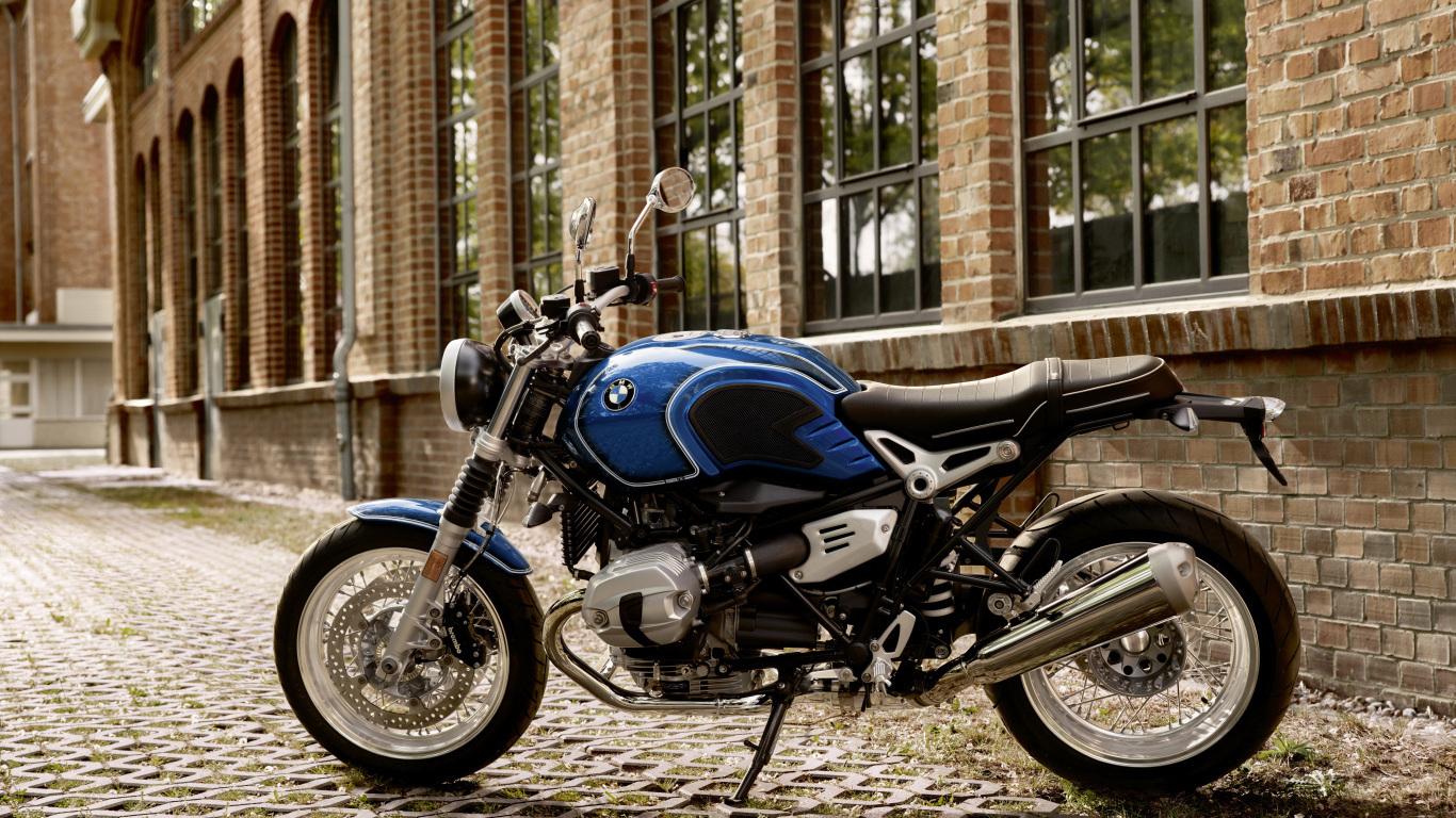Мотоцикл BMW R nineT стоит у дома