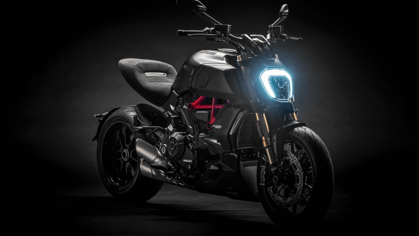 Черный мотоцикл Ducati Diavel 1260 S, 2019 года на черном фоне