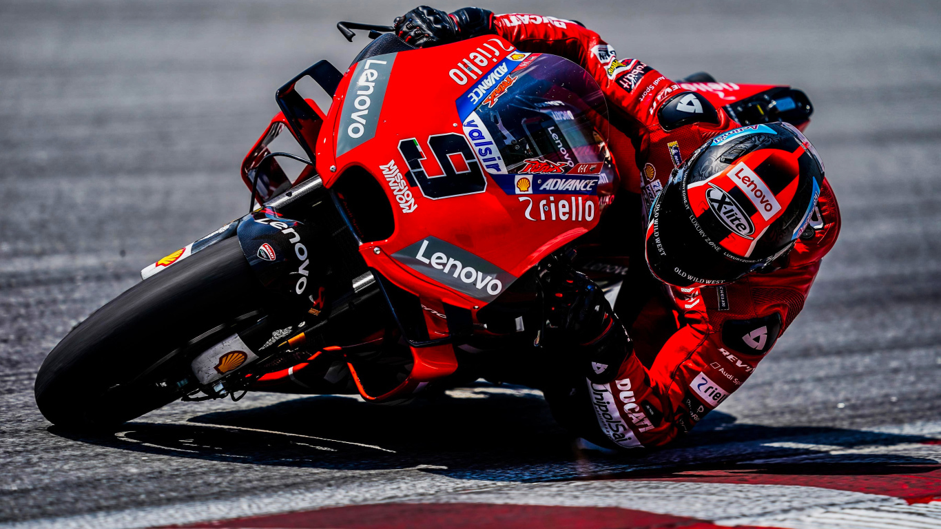 Гонщик на мотоцикле Ducati Corse 