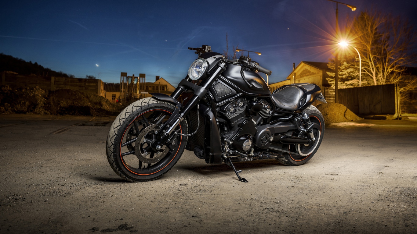 Мощный черный мотоцикл Harley Davidson стоит на улице с фонарем
