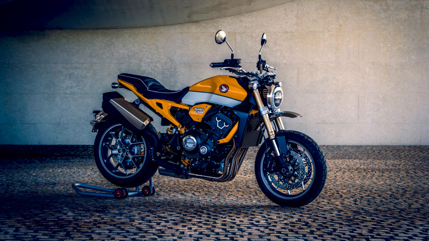 Мотоцикл Honda CB1000R Monkey Kong 2019 года у стены