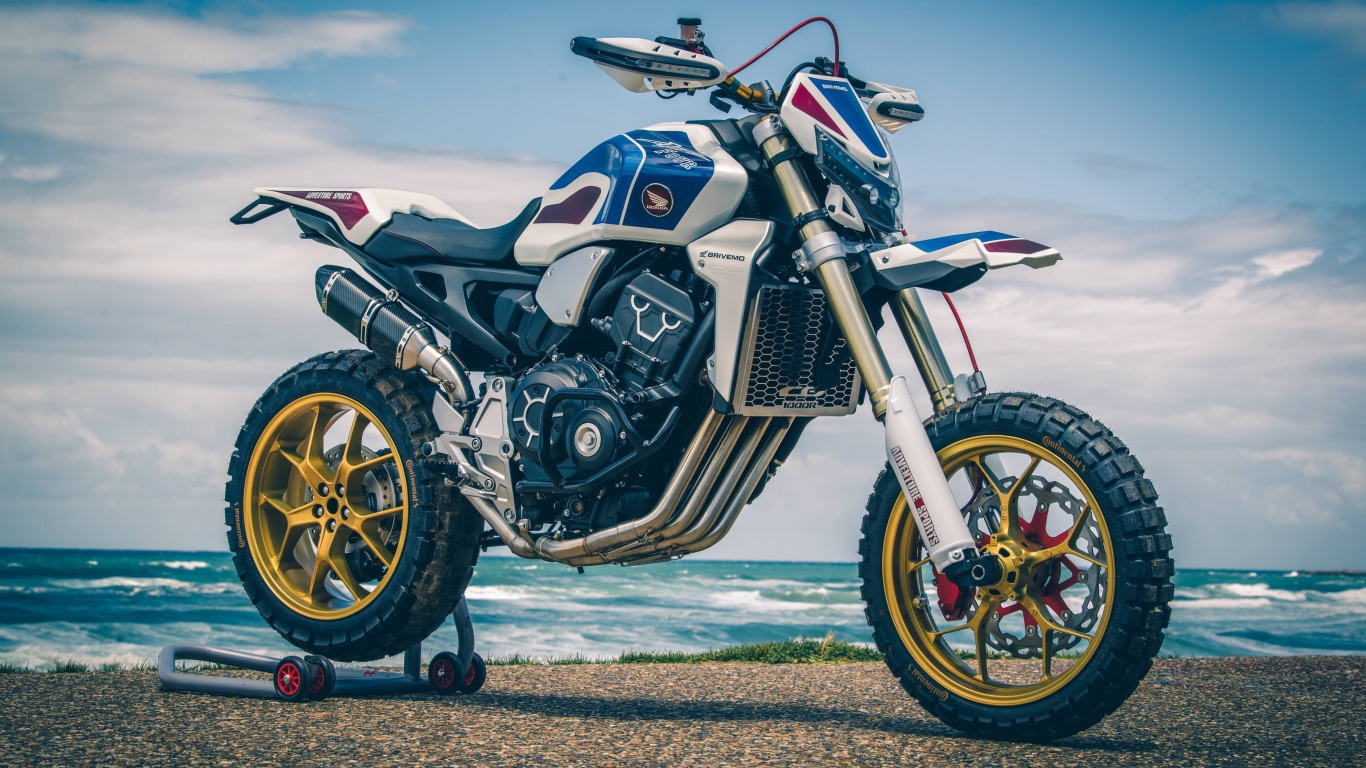 Мотоцикл Honda CB1000R 2019 года на берегу океана