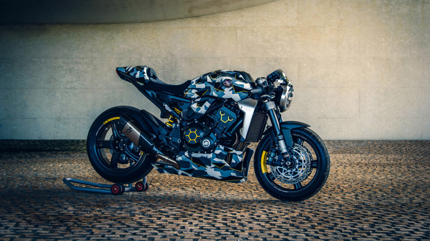 Спортивный мотоцикл Honda CB1000R у стены