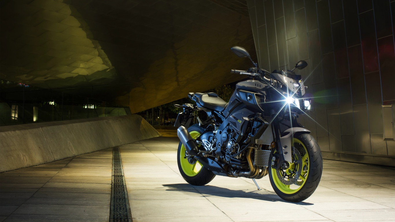 Мотоцикл Yamaha MT-10 с включенной фарой 