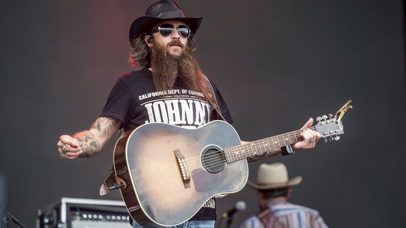 Американский певец Коди Джинкс с гитарой на сцене