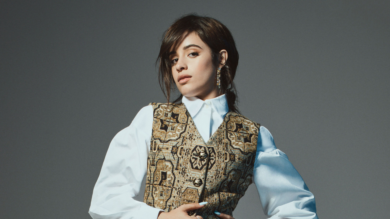 Красивая певица Камила Кабельо на сером фоне