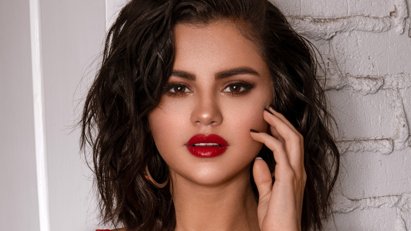 Яркая горячая девушка, певица Селена Гомес у стены 