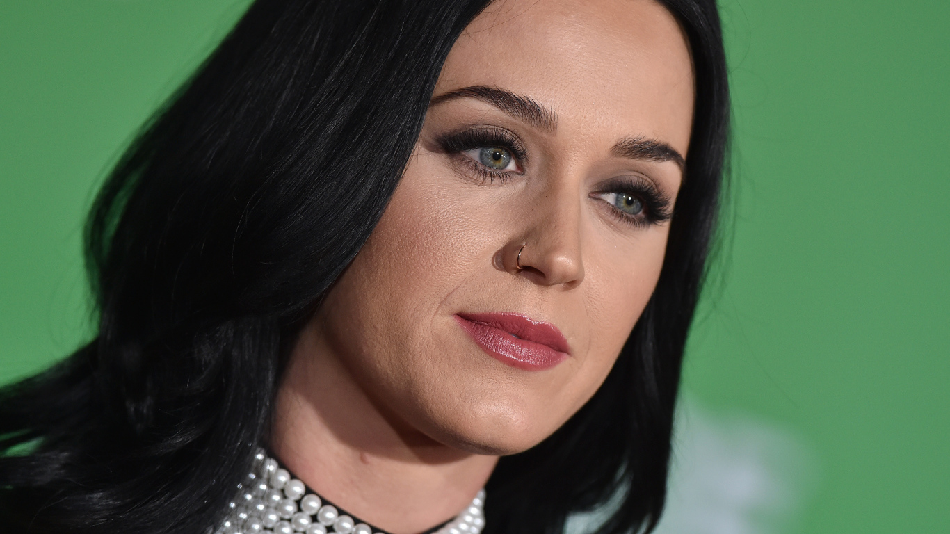 Лицо певицы Кэти Перри крупным планом