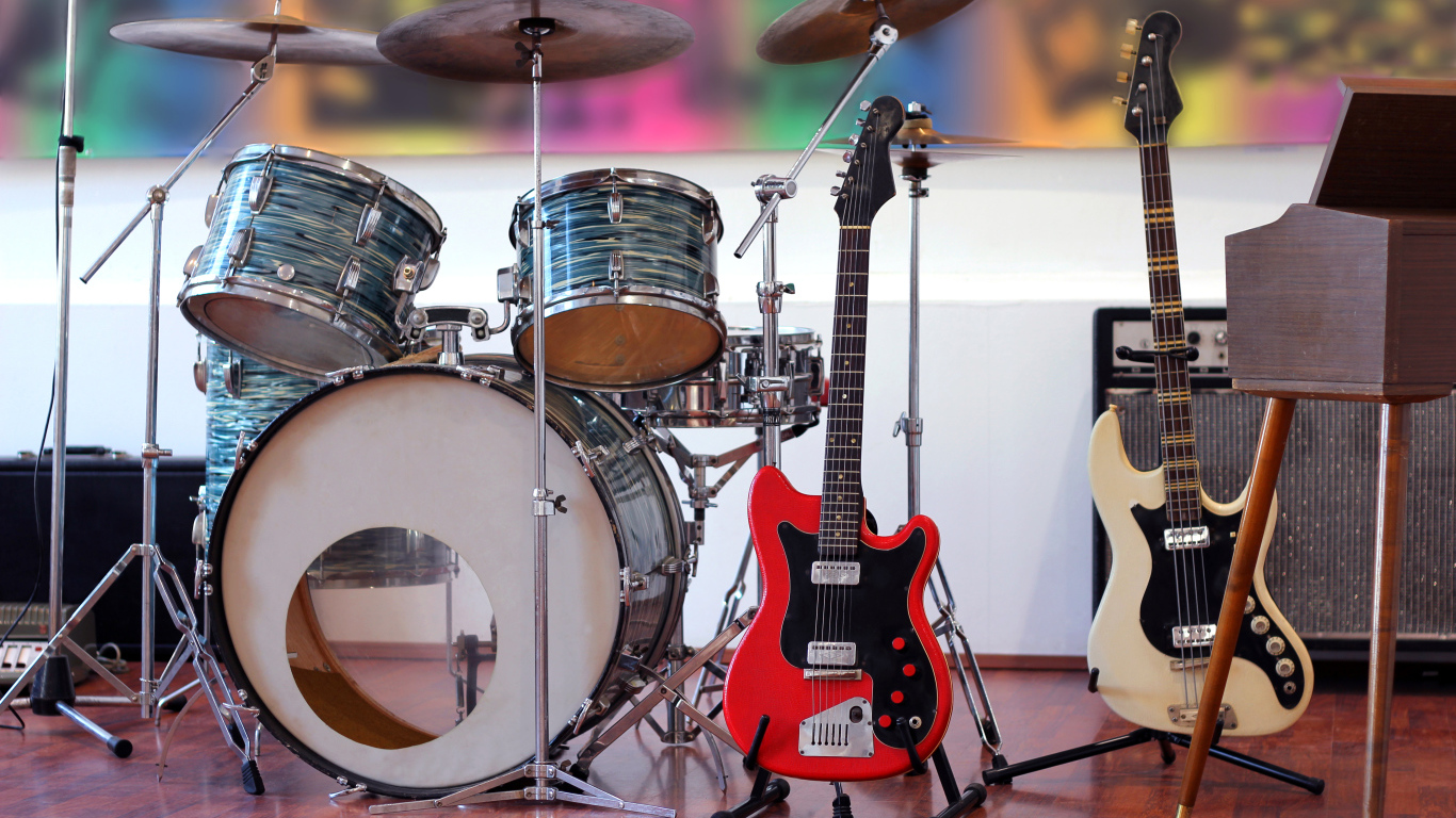 Барабаны и электро гитары на сцене 