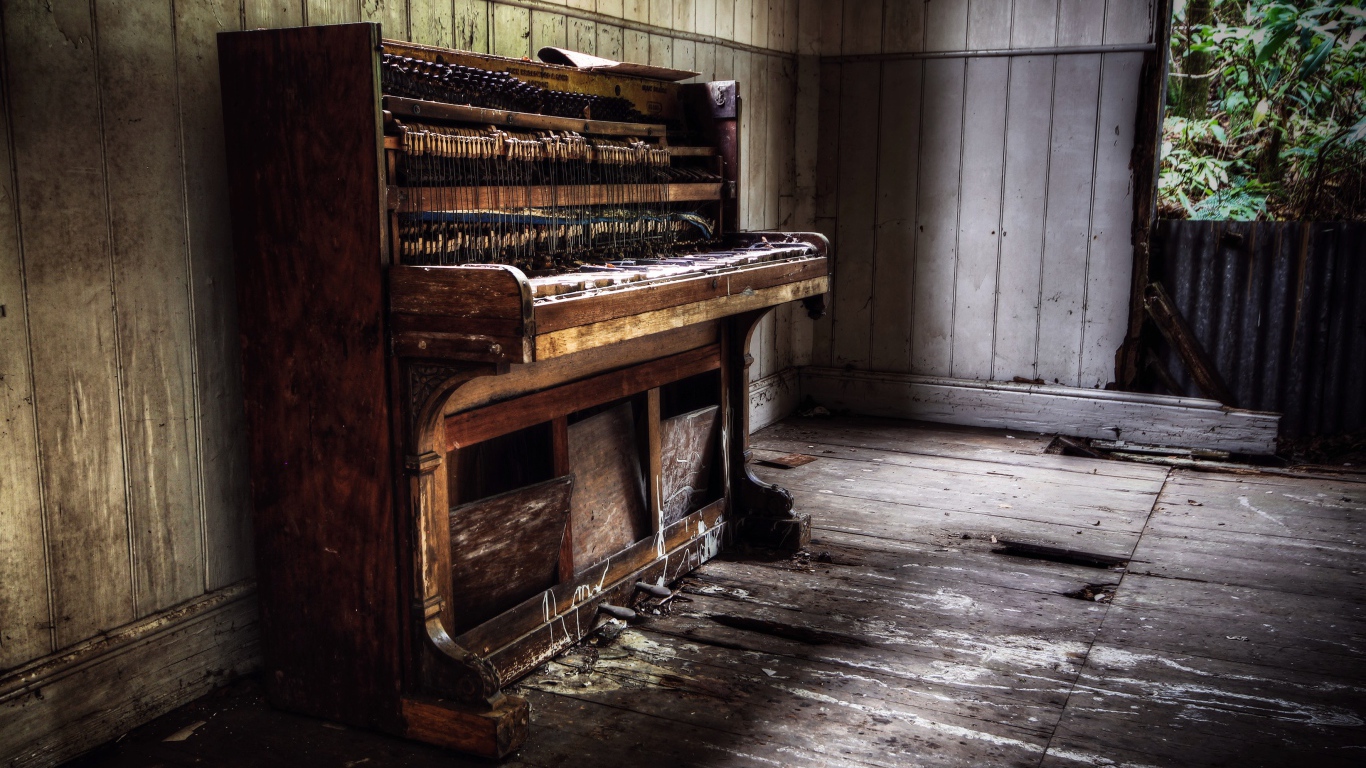 Старое пианино в комнате заброшенного дома