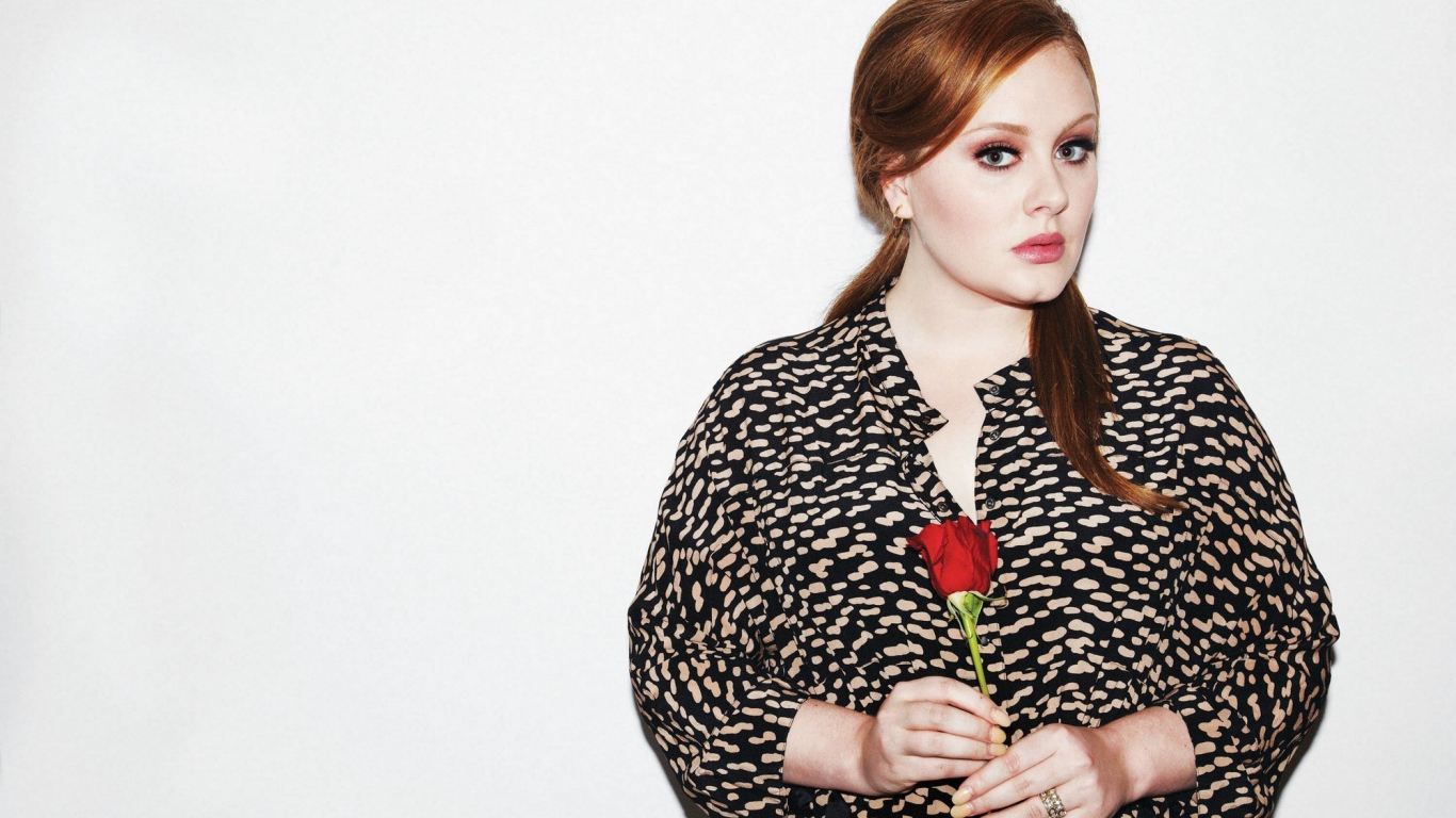 Певица Адель с красной розой в руке