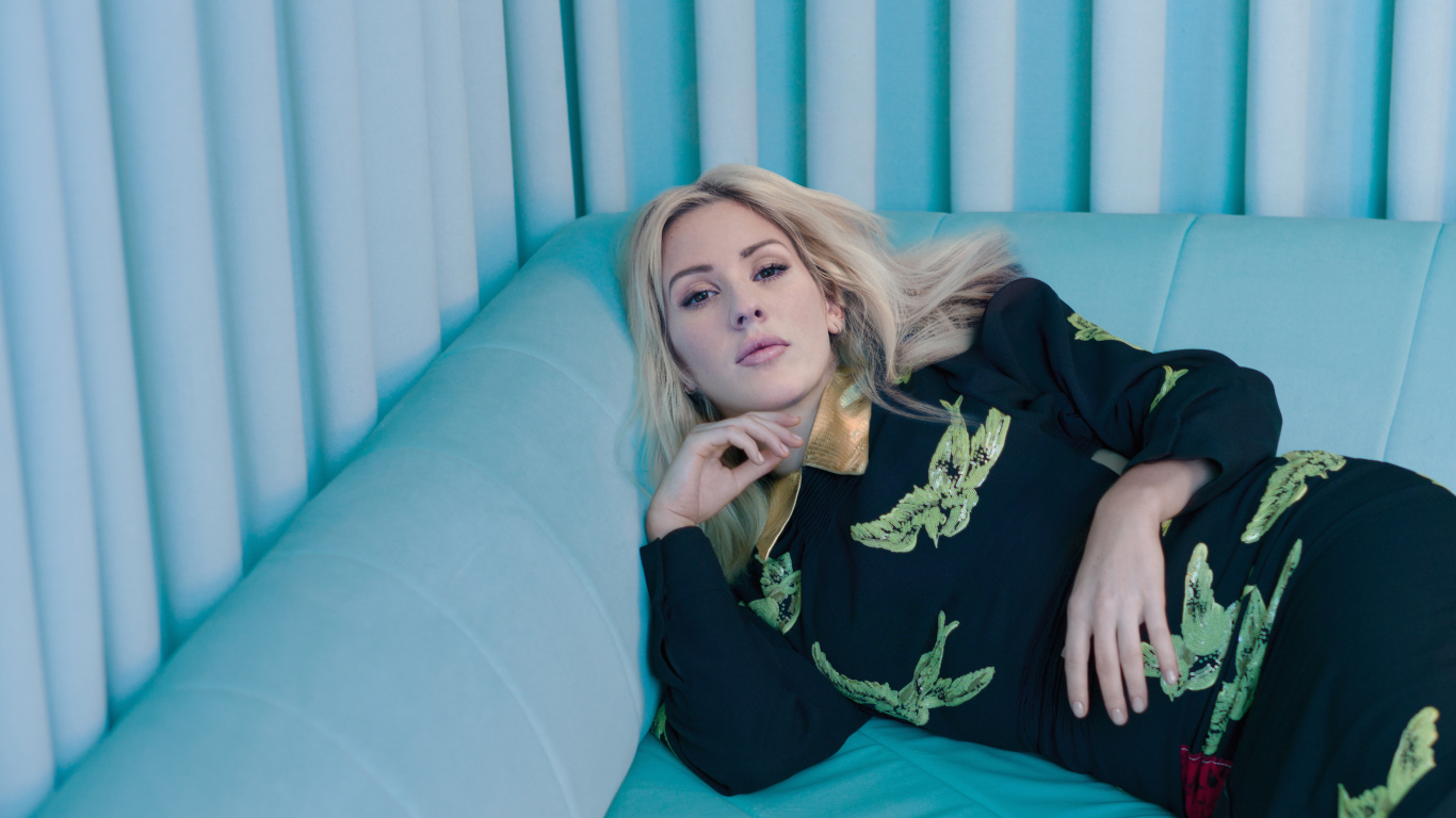 Певица Элли Голдинг лежит на голубом диване