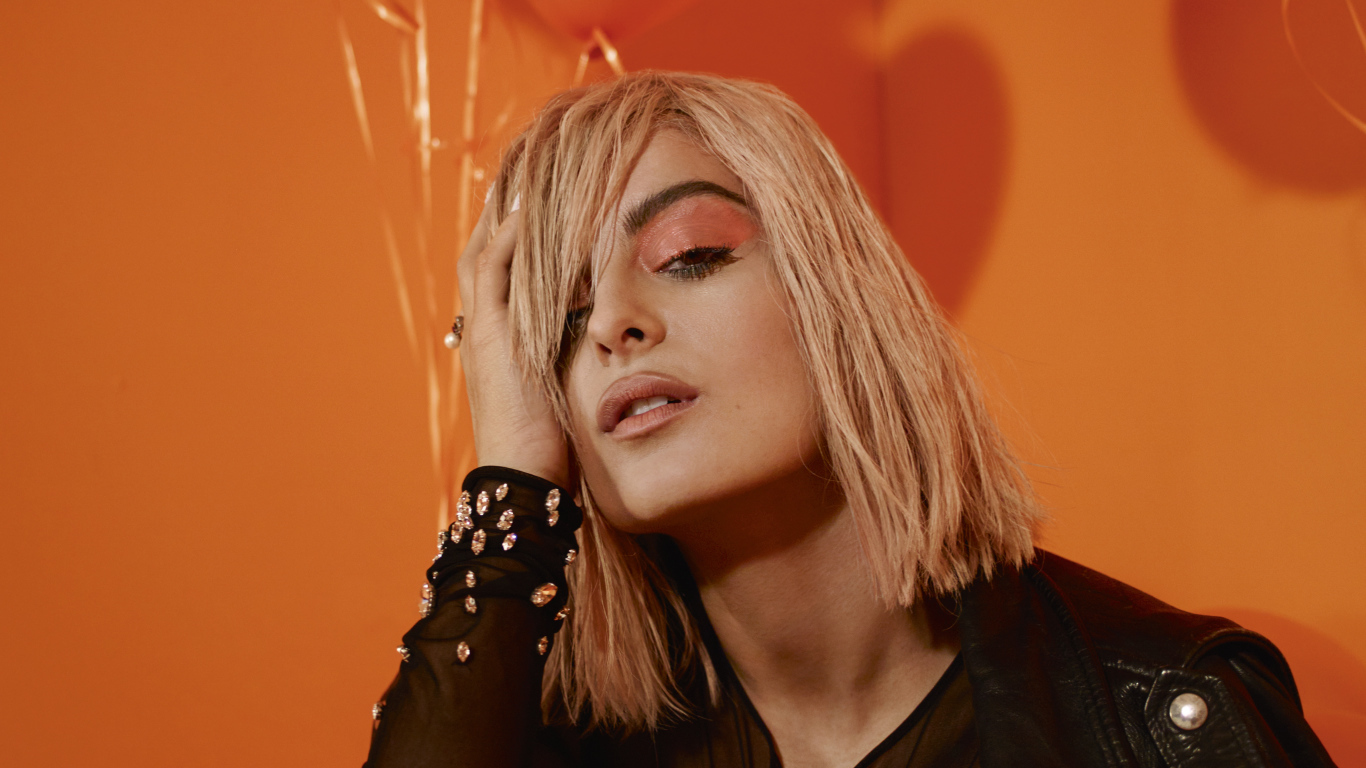 Эффектная певица Биби Рекса в черной кожаной куртке