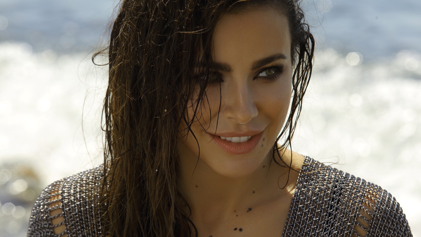 Украинская певица Ани Лорак с мокрыми волосами