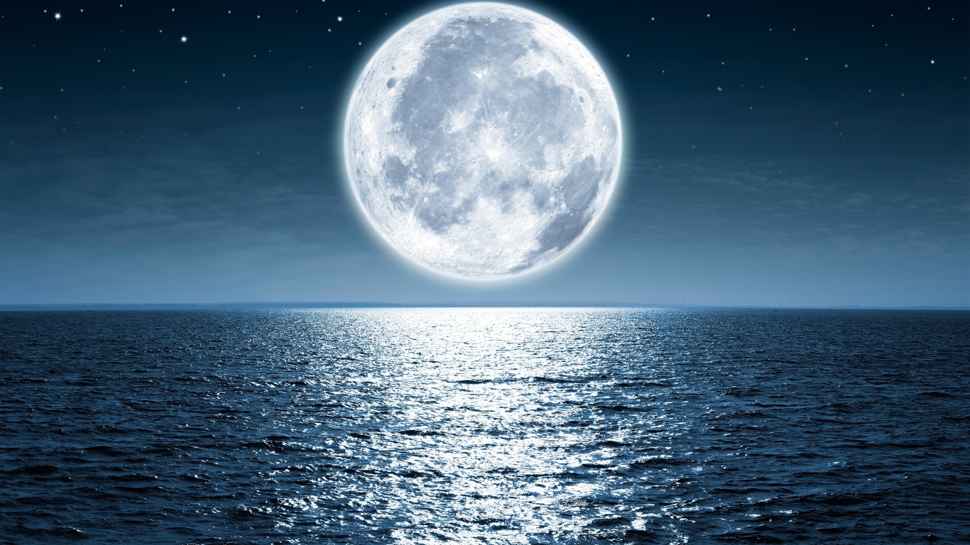 Огромная белая луна в звездном небе над морем