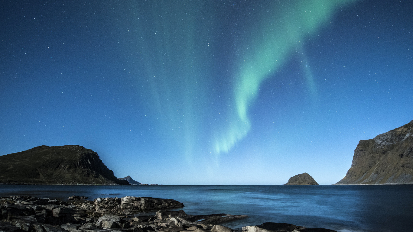 Полярное сияние над заливом