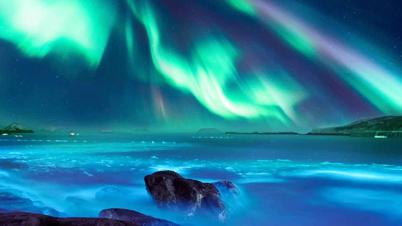 Полярное сияние над водой 