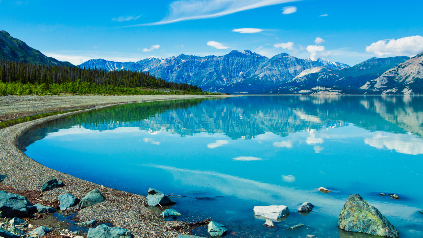 Красивое голубое озеро у заснеженных гор