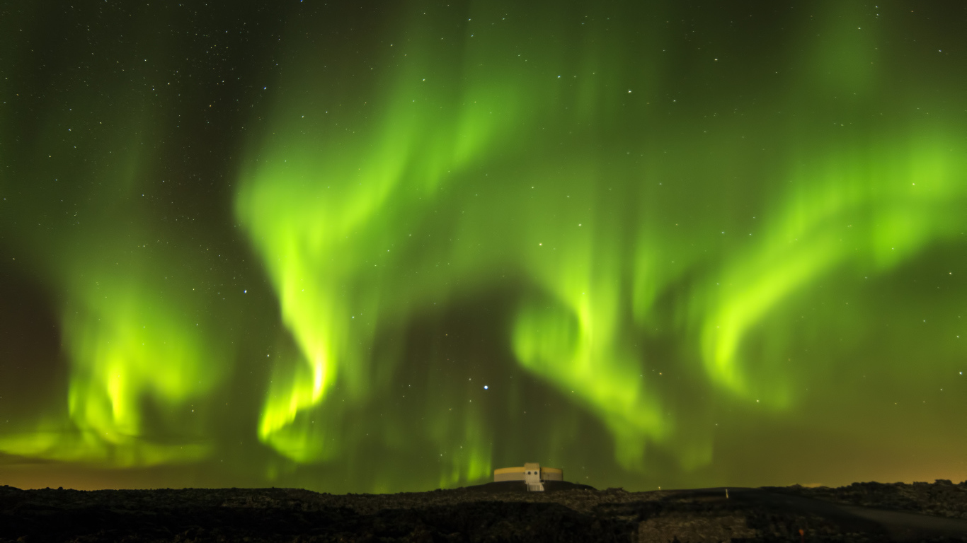 Красивое зеленое северное сияние в звездном ночном небе