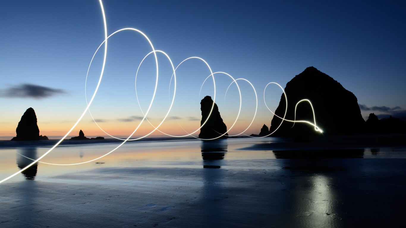 Яркая световая волна над мокрым морским песком