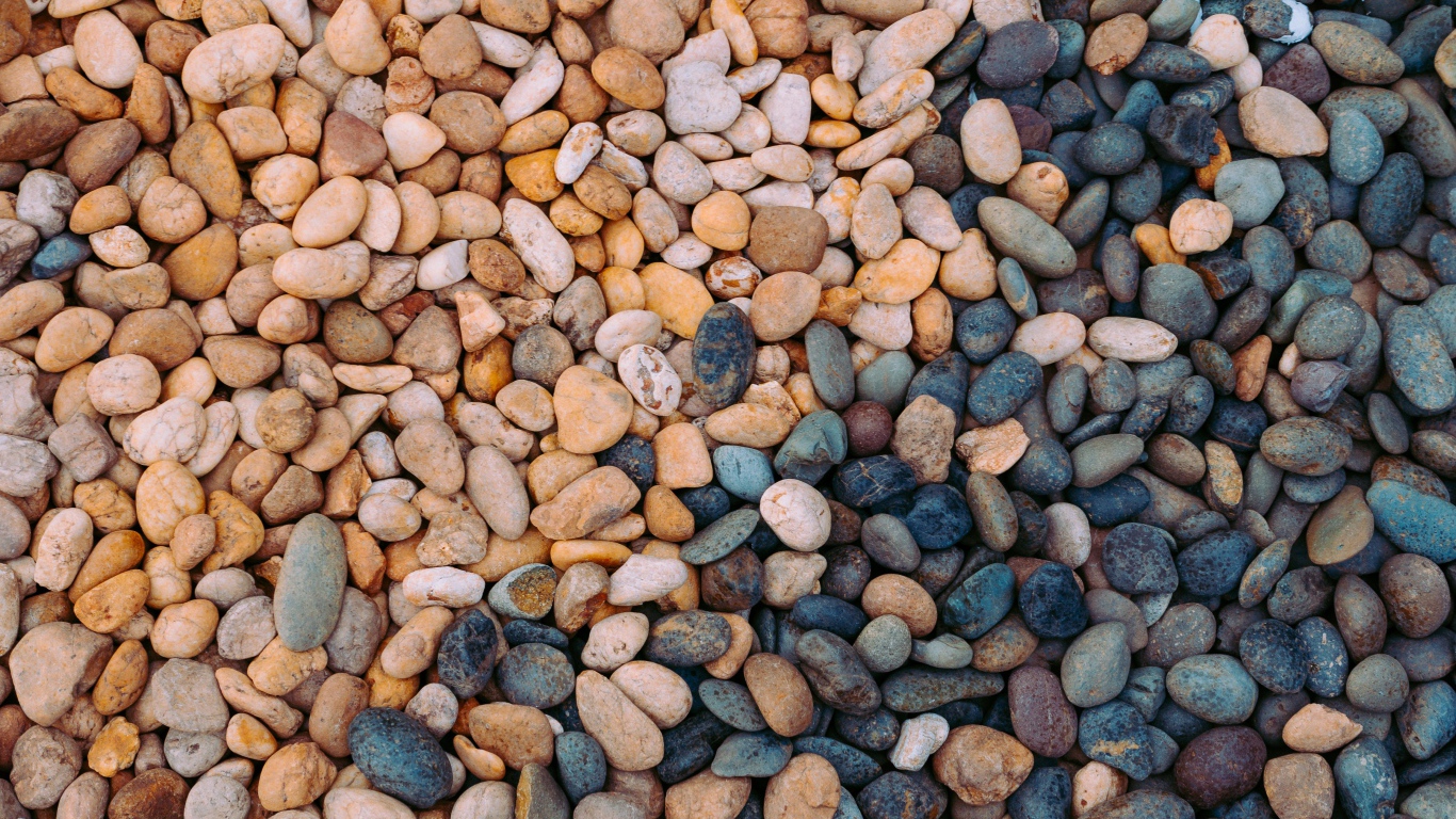 Много мелких разноцветных камней 