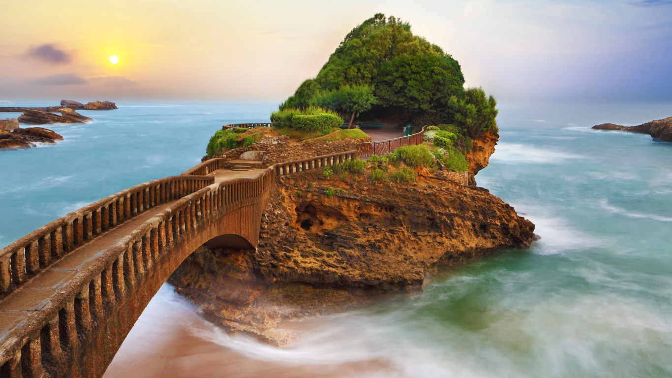 Старый мост идет к острову в океане, Франция