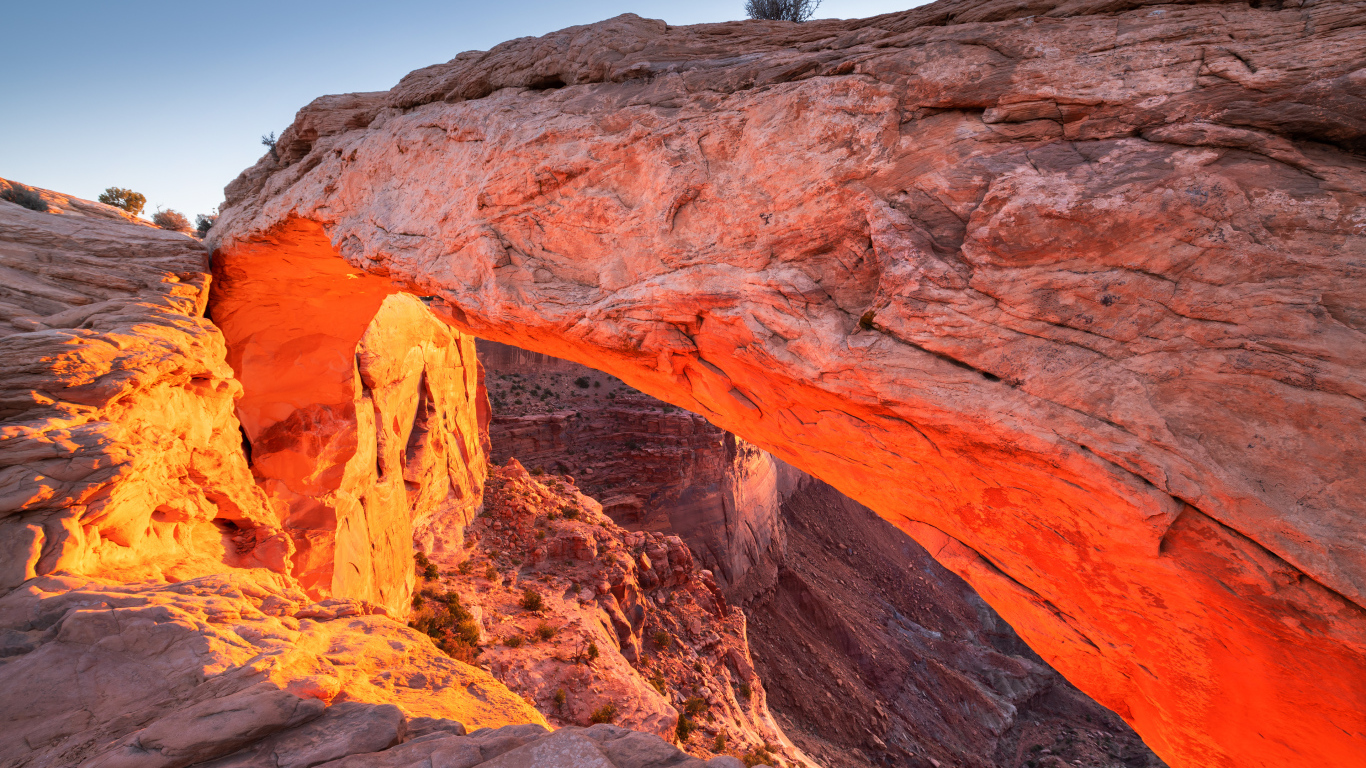 Скалы в лучах солнца в  Национальном парке Каньонлендс, Юта. США