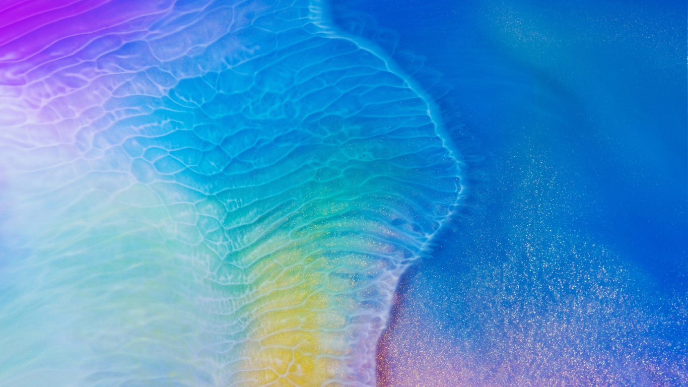 Белая вода омывает голубую поверхность 