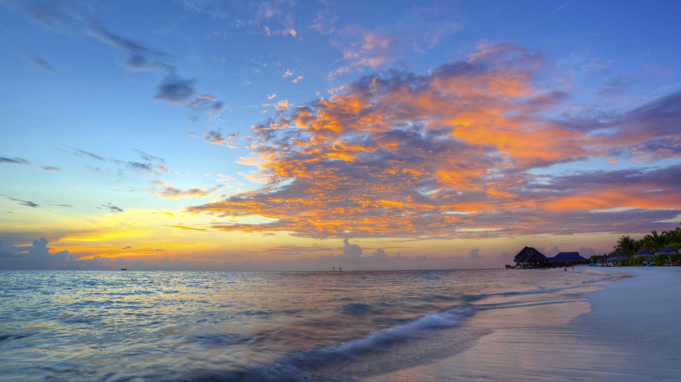 Красивый закат в небе на берегу тропического пляжа