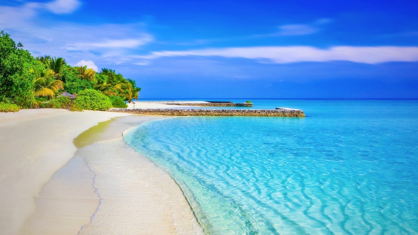 Чистая голубая вода океана на белом песке тропического пляжа