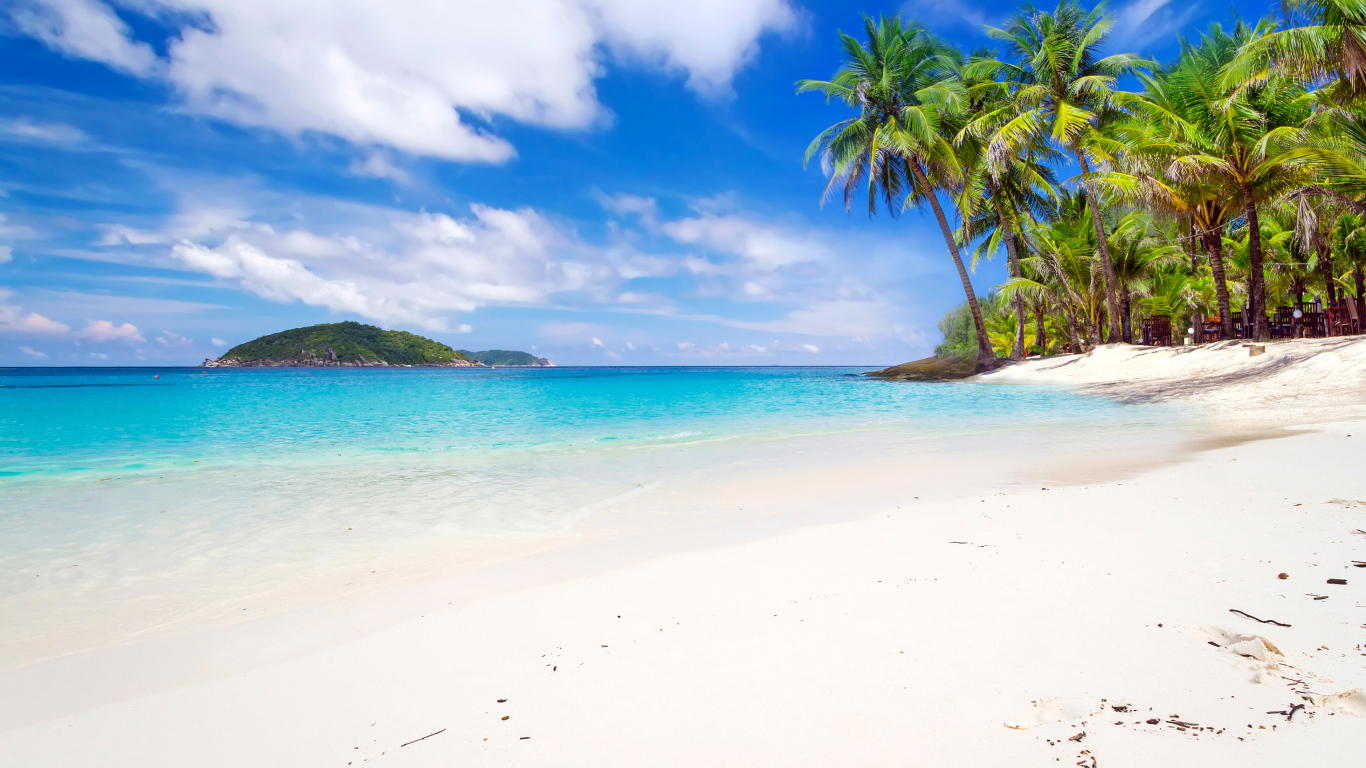 Белый песок на тропическом пляже с голубой водой 