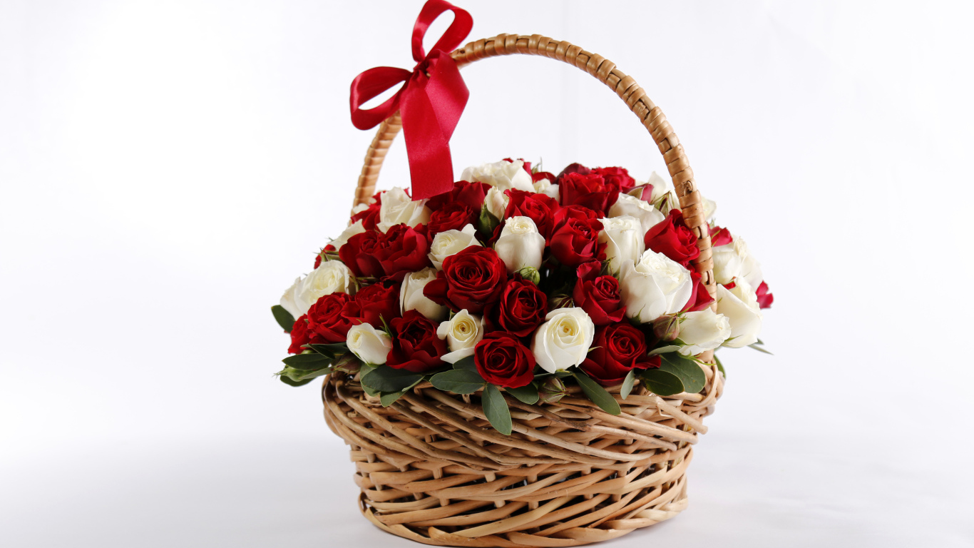 Большой букет роз в корзине в красным бантом на белом фоне