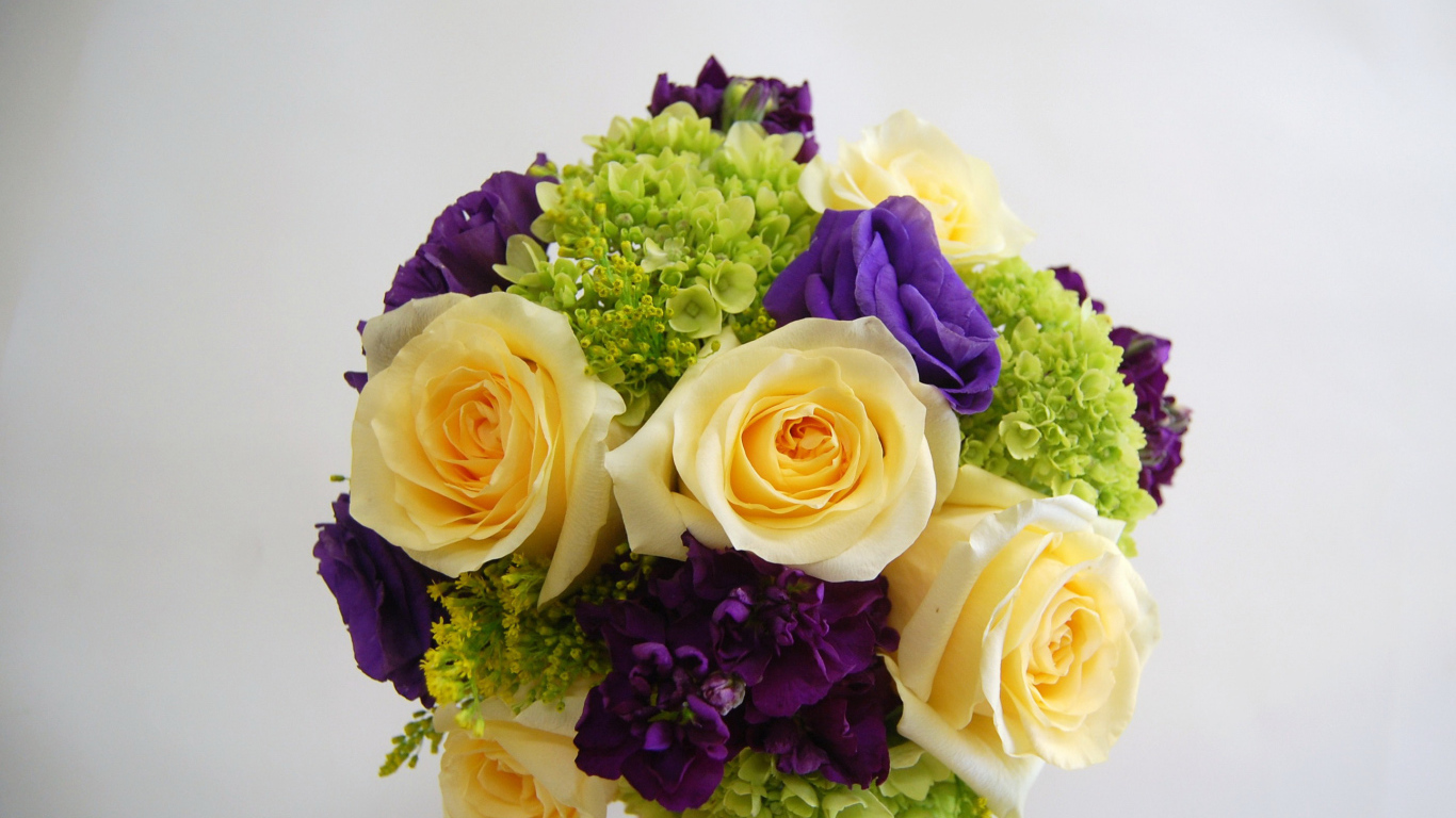 Красивый свадебный букет с розами на сером фоне