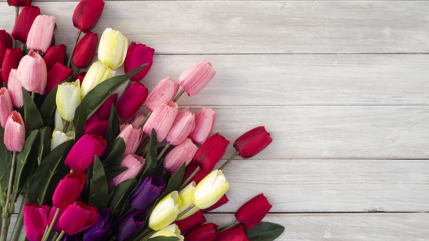 Букет искусственных тюльпанов на серой деревянной поверхности