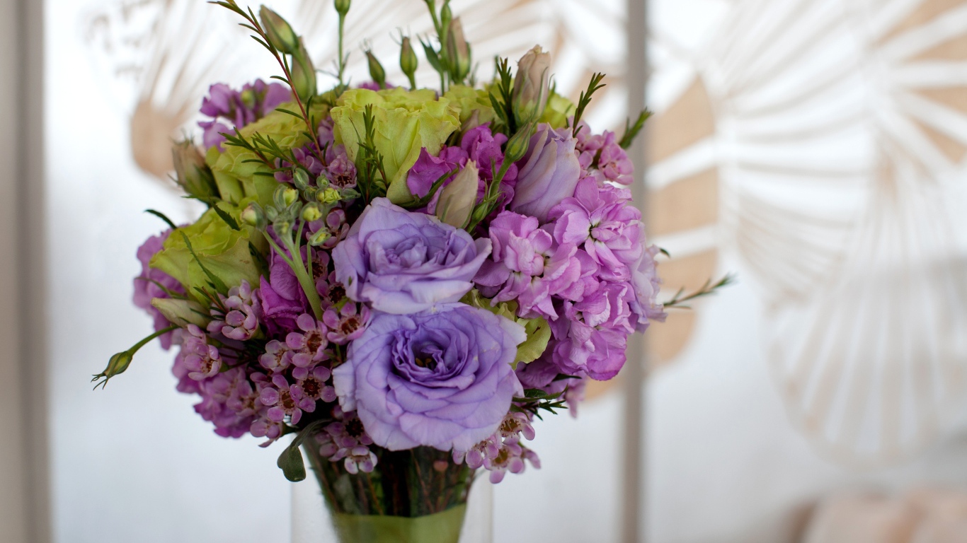 Букет эустомы в вазе крупным планом