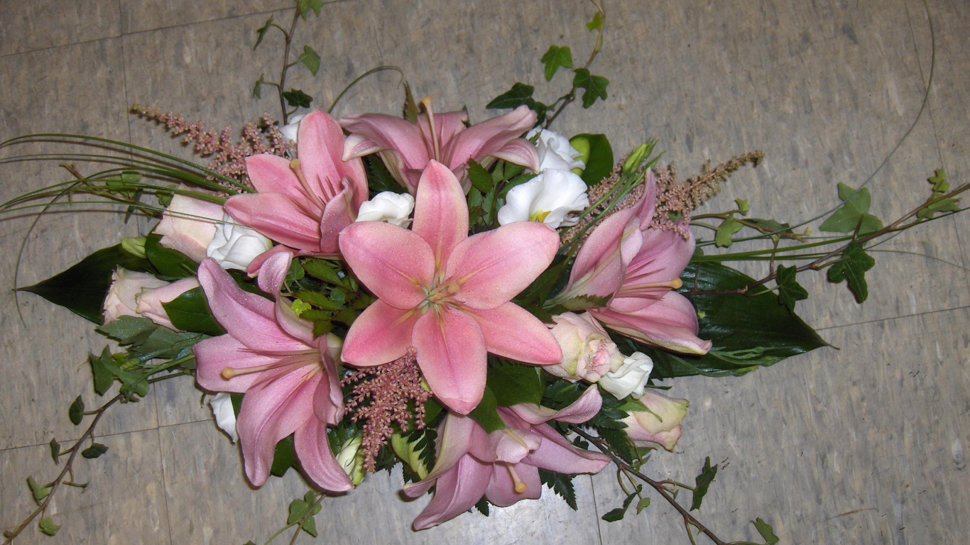 Букет розовых лилий с розами на полу 