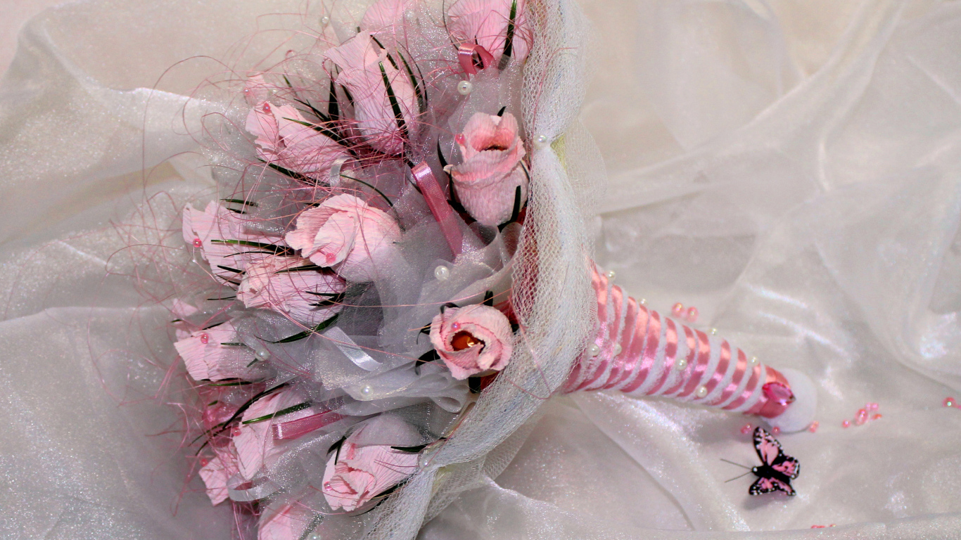 Букет розовых роз из бумаги с конфетами 