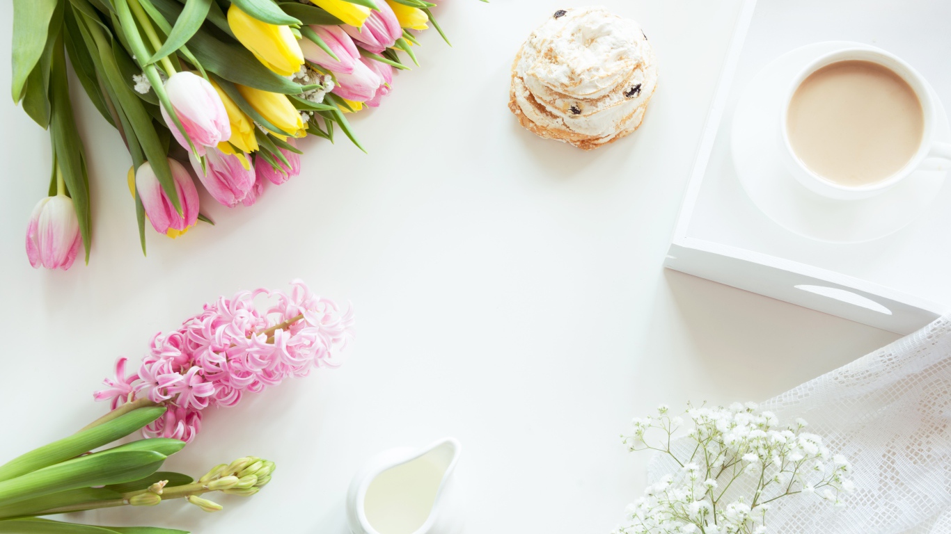 Букет тюльпанов и гиацинт на столе с пирожным и чашкой какао 