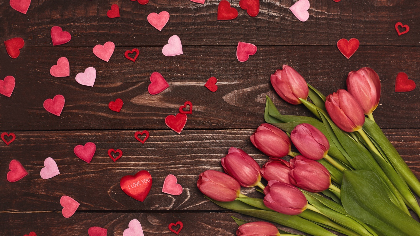 Букет тюльпанов на деревянном фоне с сердечками