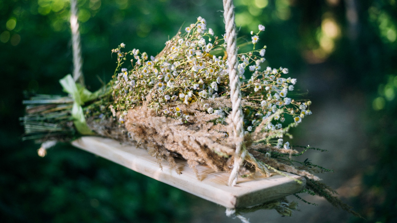 Букет полевых цветов на лежат на качели
