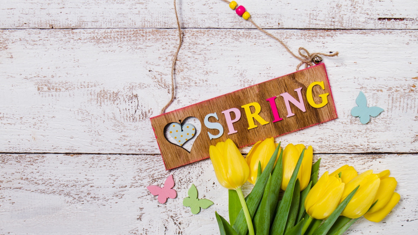 Букет желтых тюльпанов на деревянном фоне с надписью Весна 