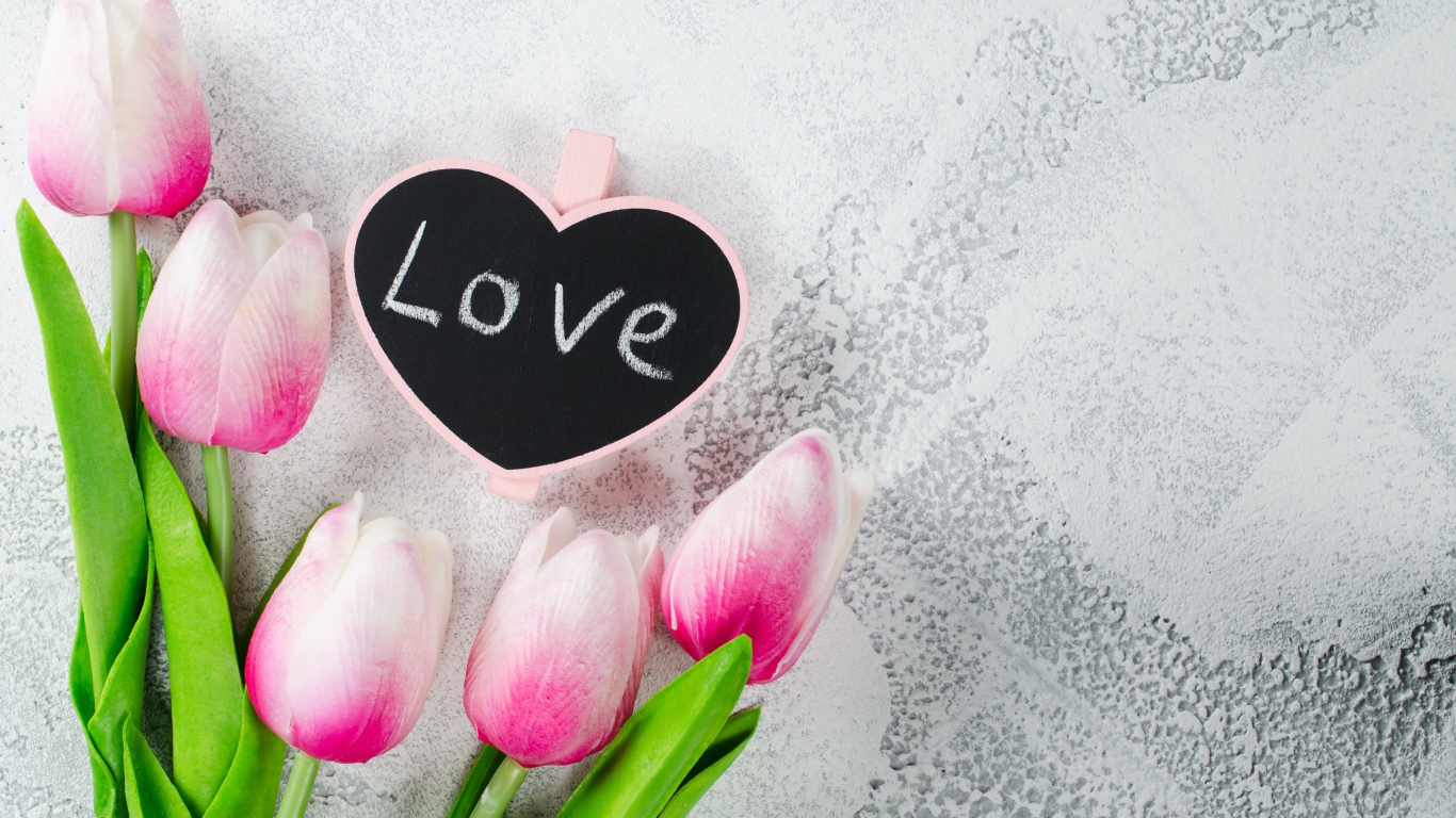 Сердечко на сером фоне с букетом розовых тюльпанов