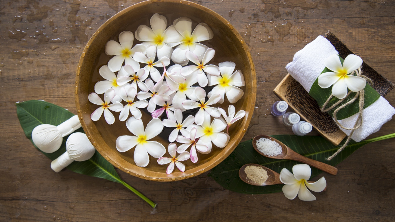 Цветы плюмерии в чаше с водой для SPA процедур 